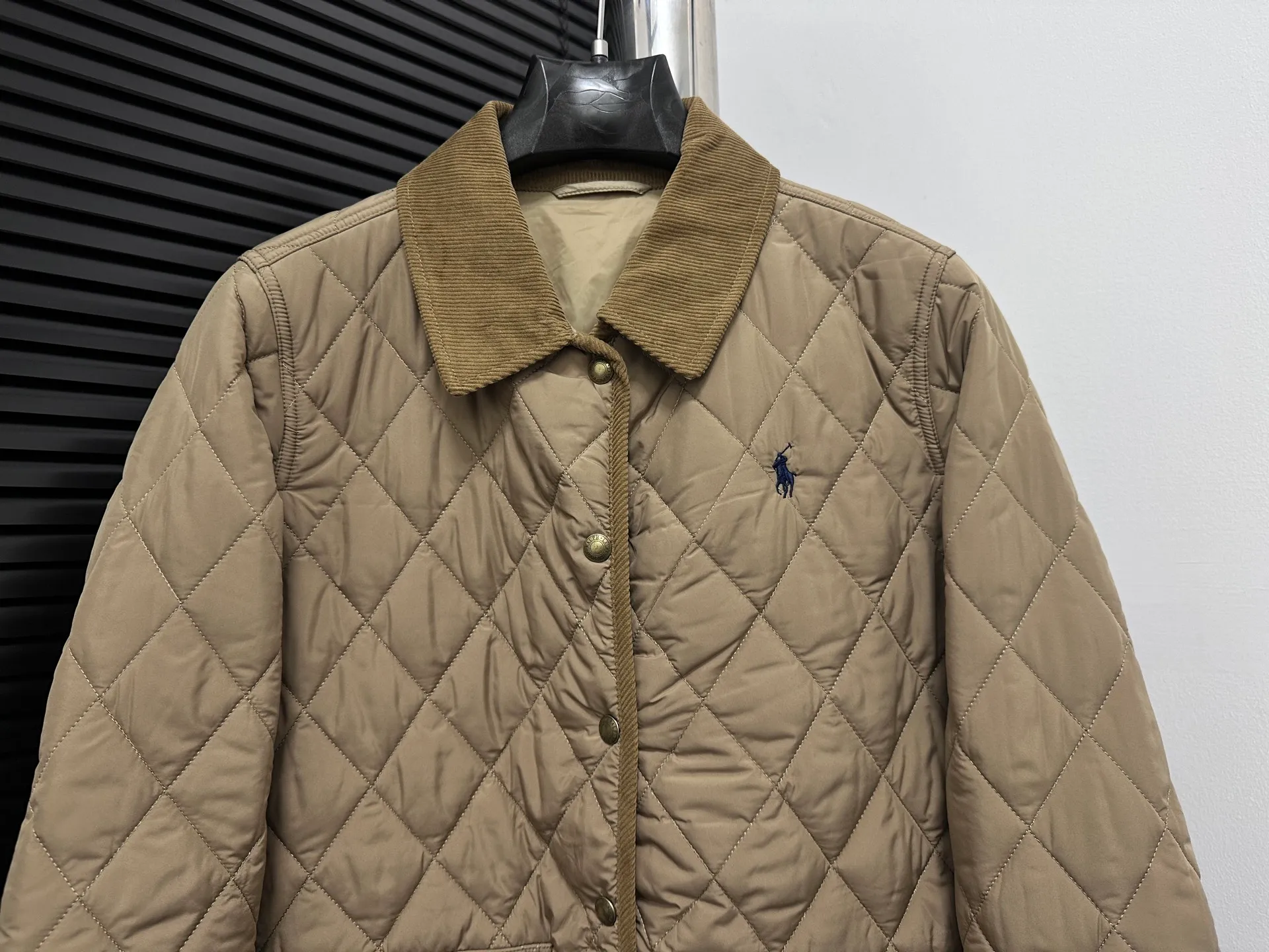 ￼ P530 【Ralph Lauren】Ralph Lauren cotton-padded jacket. The face is filled with imitation down cotton. Three-in-one rhombus quilted embroidery. Soft and comfortable. Warm and comfortable. Corduroy strips run through the whole body. No knots or overlaps. Artificial curling. Fine workmanship. Does not look bloated. The upper body is light and not bloated. Soft and comfortable. Highly recommended. Size: S M L